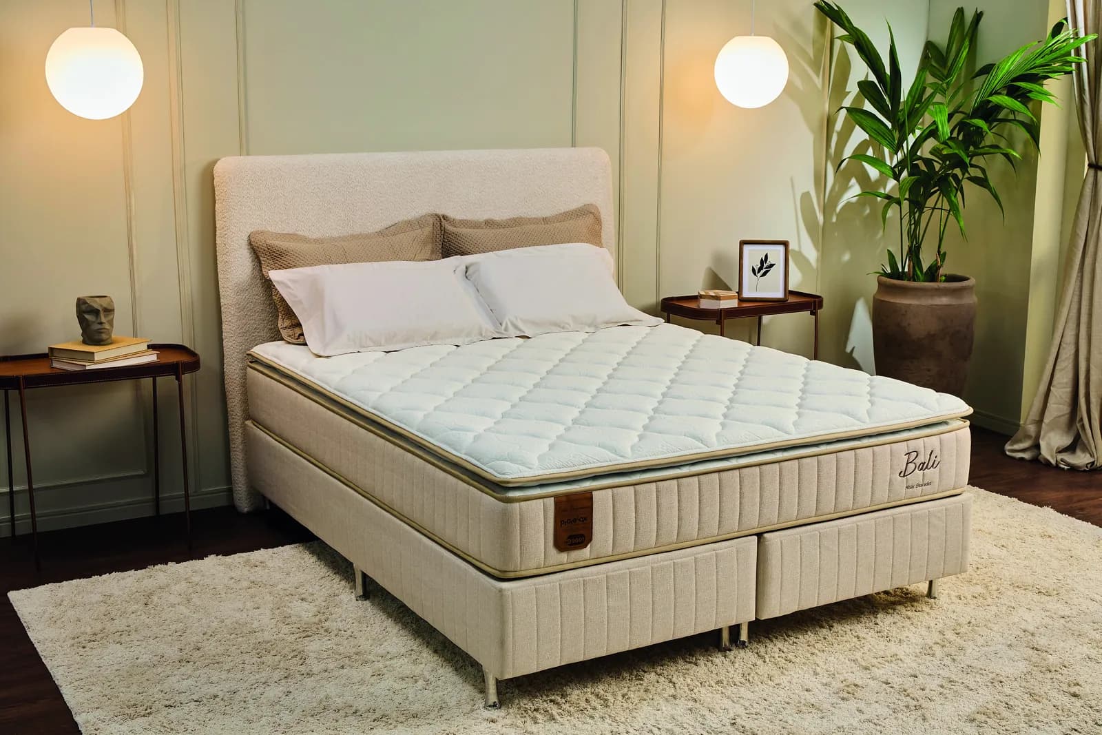 Conjunto Bali Turn Free bege com pillow top em quarto claro