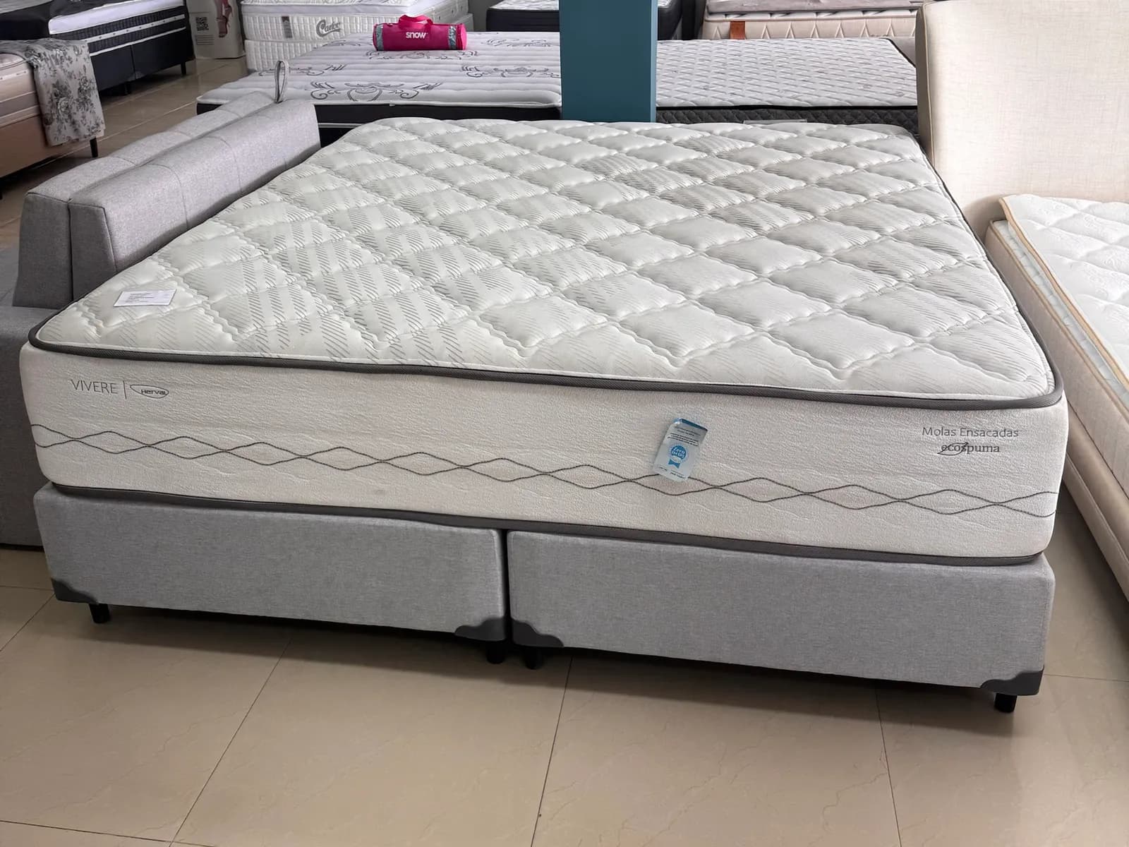 Conjunto Herval Vivere C1721 com colchão branco e box cinza bipartido montado na Decorelar Colchões, em Inoã, Maricá