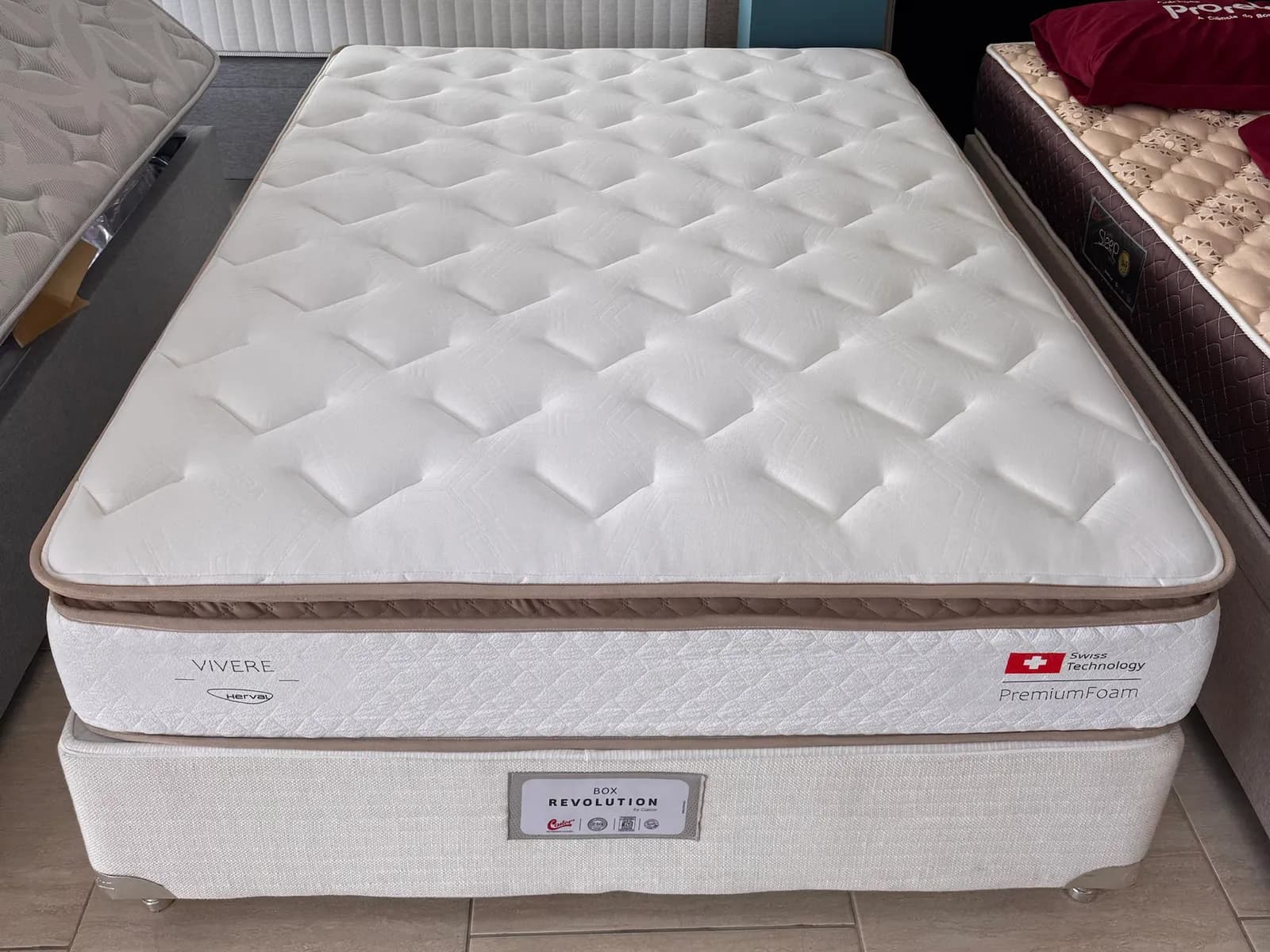 Colchão Herval Vivere C1885 com pillow top sobre box Castor Revolution no showroom da Decorelar Colchões, em Inoã, Maricá