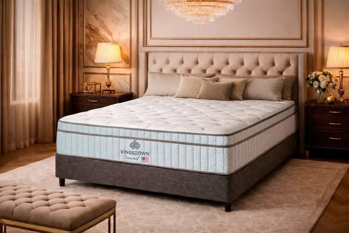 Colchão Kingsdown Diamond em quarto clássico com cabeceira capitonê