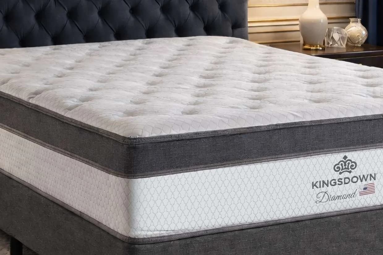 Detalhe do Kingsdown Diamond com lateral em jacquard e etiqueta bordada