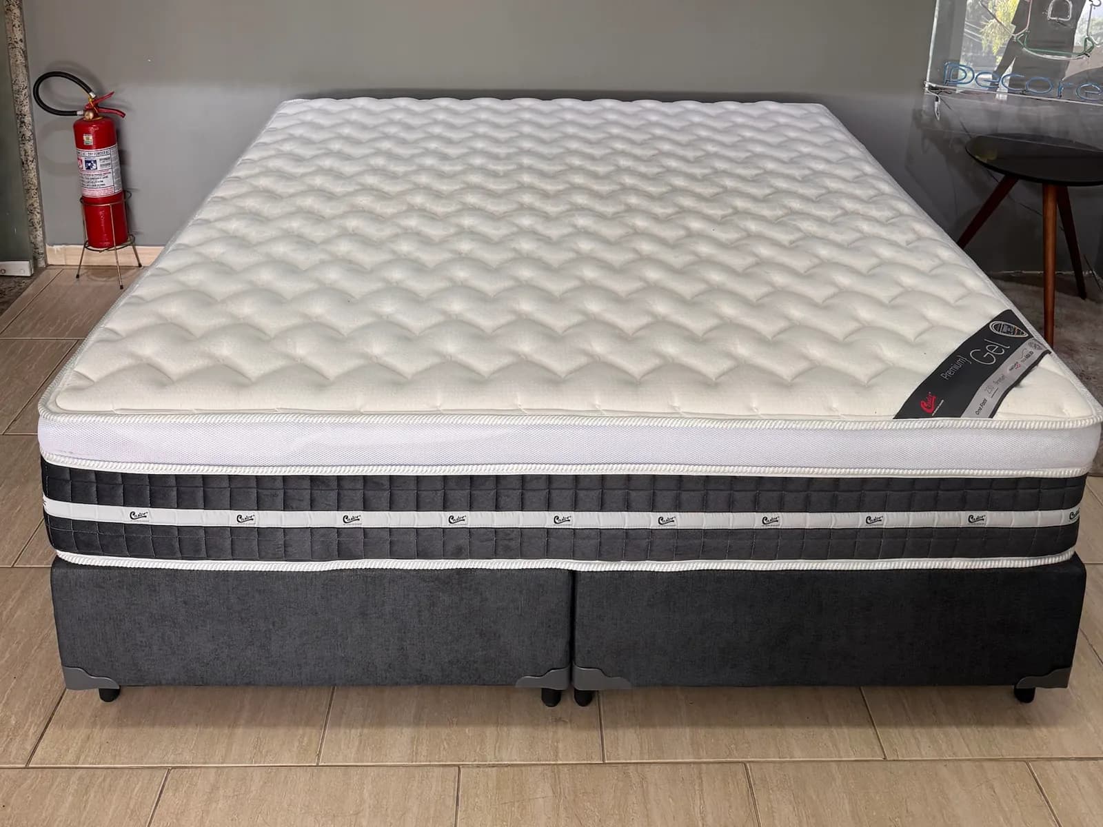 Conjunto Castor Premium Gel Pocket com box cinza montado na Decorelar Colchões, em Inoã, Maricá