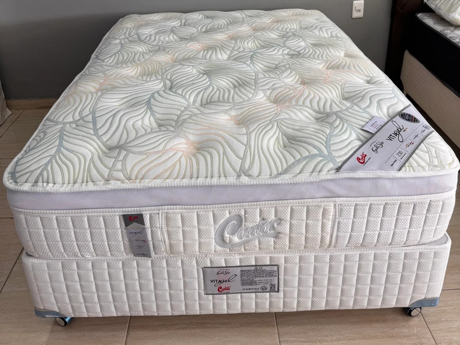 Conjunto Castor Vitagel com box branco montado na Decorelar Colchões, em Inoã, Maricá