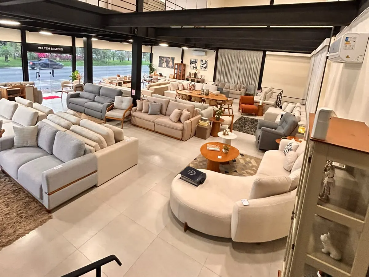 Salão do showroom da Decorelar em Maricá, com sofás, poltronas e mesas montados para testar