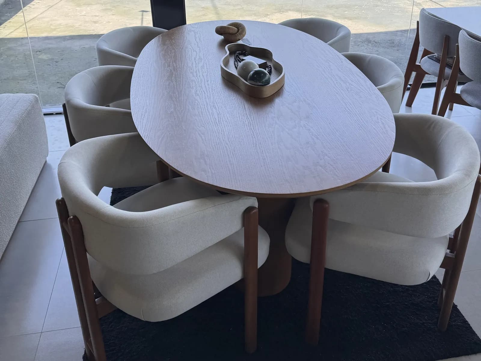 Mesa de Jantar Maçaranduba com seis Cadeiras de Jantar Angelim no showroom da Decorelar