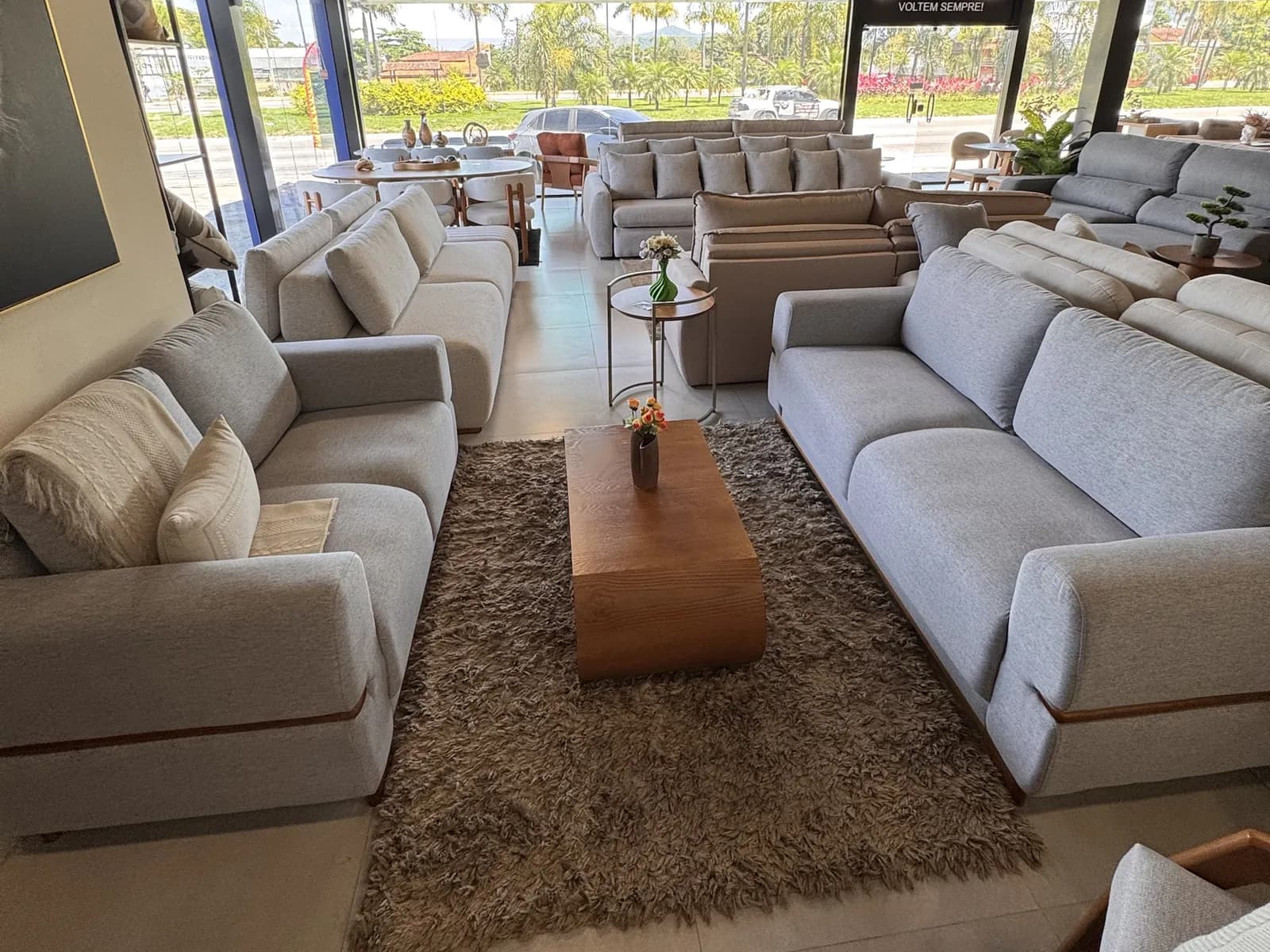 Mesa de Centro Imbariê entre dois Sofás Soft Clean Prainha no showroom da Decorelar