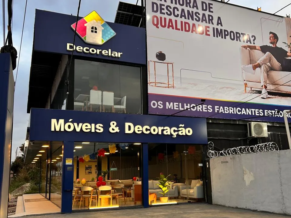 Fachada da Decorelar Móveis & Decoração na Rodovia Amaral Peixoto, km 16,5, em Inoã, Maricá
