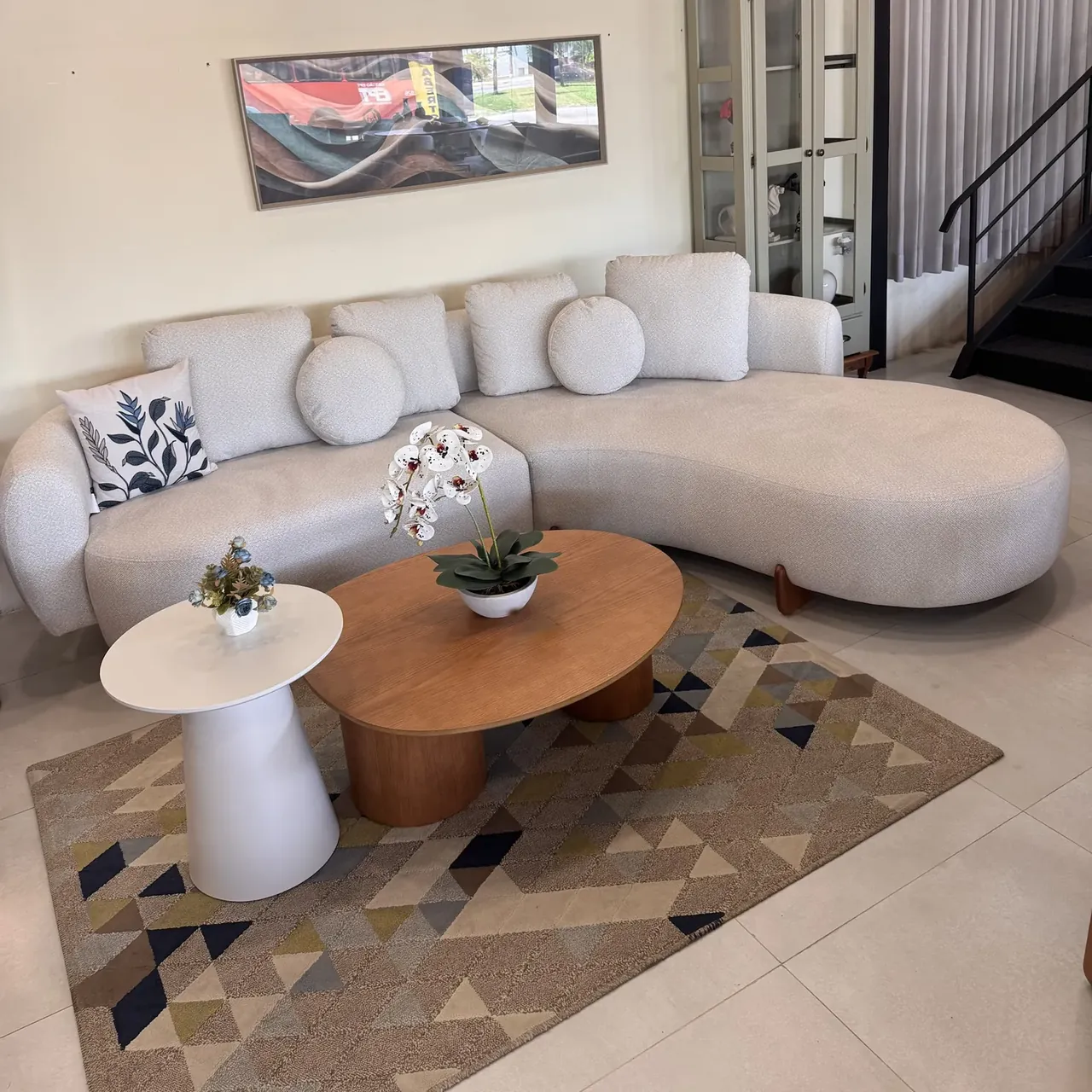 Sofá Amalfi com mesa de centro e mesa lateral no showroom da Decorelar