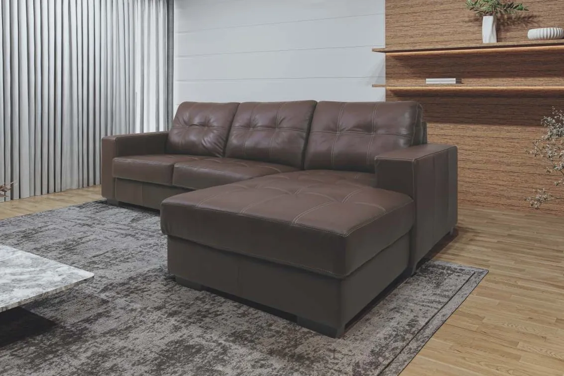 Sofá com Chaise de Couro Assis